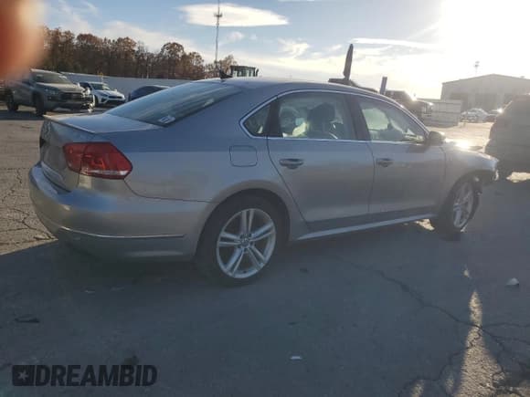 ✅ 2014 Volkswagen Passat SEL Premium • VIN: 1VWCN7A33EC035649 • Лот: 91347485. Опубликован ранее на Copart с пробегом 65 094 миль. Бесплатный доступ к архиву аукционных продаж из США и подробный отчёт об истории автомобиля на DreamBid. Изображение 3.