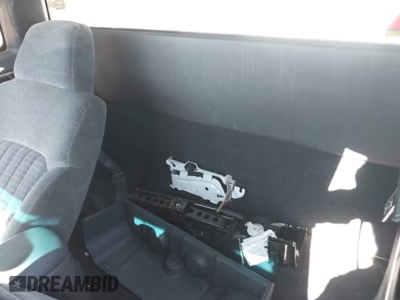 ✅ 2002 Chevrolet S-10 LS • VIN: 1GCCS19W228243706 • Lot: 43424148. Listed on IAAI with 92,266 mi. Free auction sales archive from the USA and detailed vehicle history report at DreamBid. Image 8.