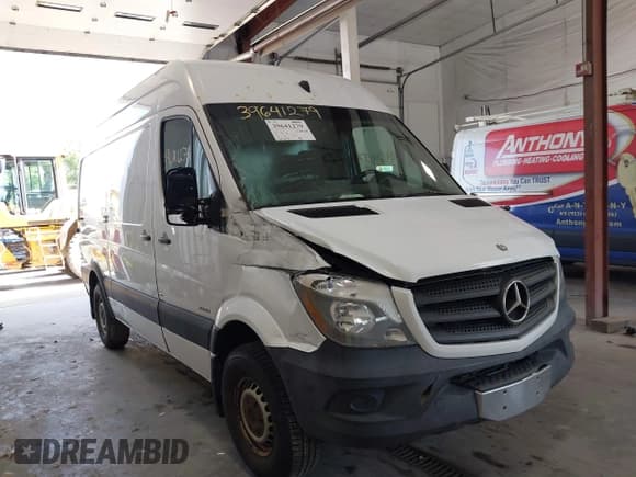 ✅ 2014 Mercedes-Benz Sprinter Cargo • VIN: WD3PE7DC2E5911044 • Lot: 39641279. Wystawiony na IAAI z przebiegiem 127 202 mil. Bezpłatny archiwum sprzedaży aukcyjnych z USA i szczegółowy raport historii pojazdu na DreamBid. Zdjęcie 1.