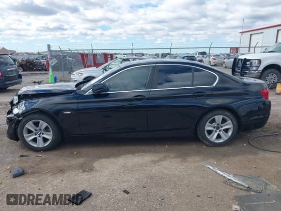 ✅ 2013 BMW 5 Series 528i xDrive • VIN: WBAXH5C5XDD111582 • Lot: 43566446. Listed on IAAI with 100,918 mi. Free auction sales archive from the USA and detailed vehicle history report at DreamBid. Image 14.