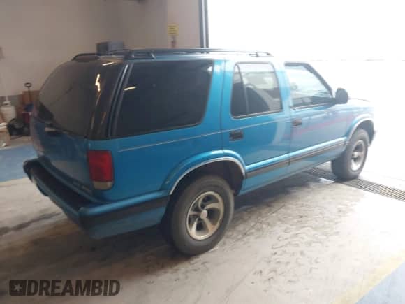1995 Chevrolet Blazer z VIN 1GNCS13W8S2114825, wystawiony jako IAAI lot #41771021 z przebiegiem 233 239 mil mil oraz . Historia ofert i sprzedaży dostępna na DreamBid. Obrazek 4.