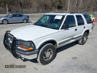 ✅ 2001 Chevrolet Blazer LT • VIN: 1GNDT13W412135669 • Lot: 41794757. Wystawiony na IAAI z przebiegiem 302 780 mil. Bezpłatny archiwum sprzedaży aukcyjnych z USA i szczegółowy raport historii pojazdu na DreamBid. Zdjęcie 2.