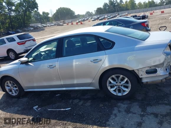 ✅ 2018 Volkswagen Passat S • VIN: 1VWAA7A36JC011598 • Lot: 43285882. Wystawiony na IAAI z przebiegiem 102 770 mil. Bezpłatny archiwum sprzedaży aukcyjnych z USA i szczegółowy raport historii pojazdu na DreamBid. Zdjęcie 15.