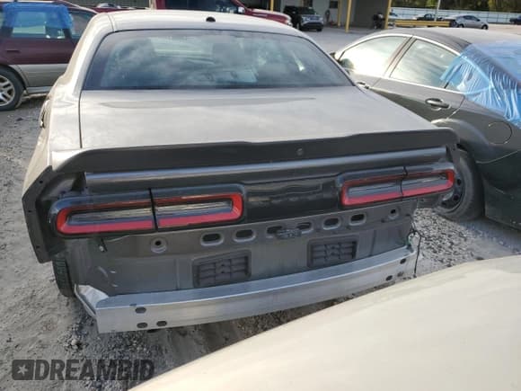 ✅ 2022 Dodge Challenger SXT • VIN: 2C3CDZAG2NH211886 • Lot: 76064993. Wystawiony na Copart z przebiegiem 15 220 mil. Bezpłatny archiwum sprzedaży aukcyjnych z USA i szczegółowy raport historii pojazdu na DreamBid. Zdjęcie 6.