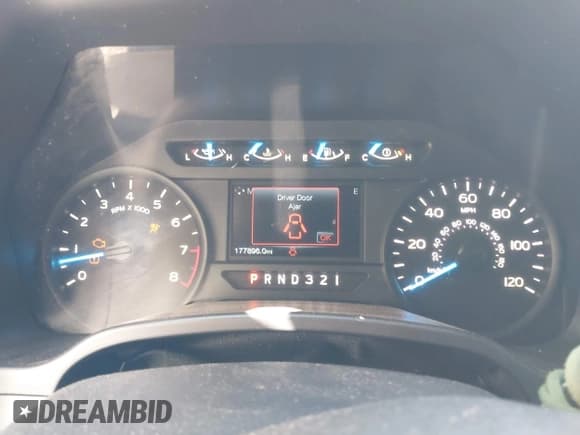 ✅ 2017 Ford F-150 XL • VIN: 1FTEX1C86HKD68420 • Lot: 42032263. Wystawiony na IAAI z przebiegiem 177 896 mil. Bezpłatny archiwum sprzedaży aukcyjnych z USA i szczegółowy raport historii pojazdu na DreamBid. Zdjęcie 7.