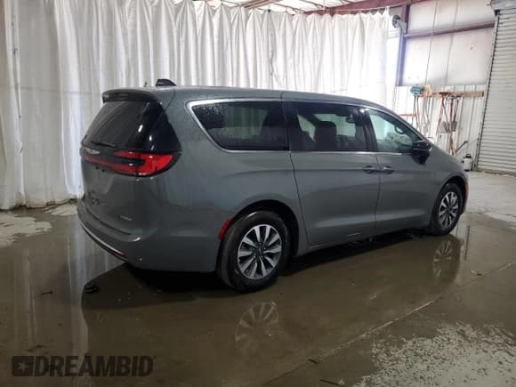 ✅ 2025 Chrysler Pacifica Hybrid Select • VIN: 2C4RC1S7XSR572152 • Lot: 84578995. Listed on Copart with 1,386 mi. Free auction sales archive from the USA and detailed vehicle history report at DreamBid. Image 3.