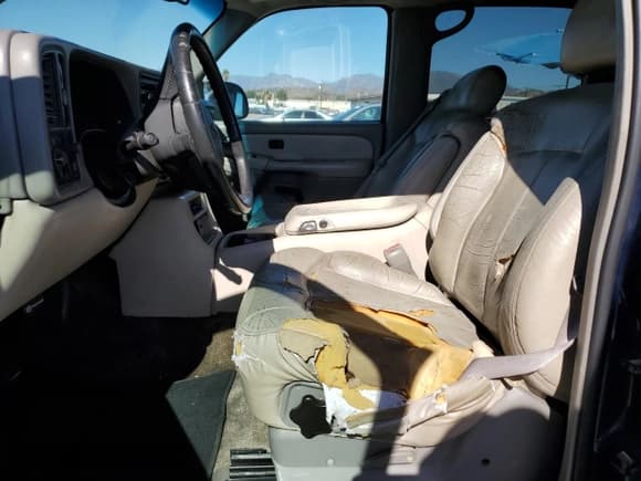 ✅ 2000 Chevrolet Suburban LS • VIN: 3GNEC16T7YG229228 • Lot: 71917695. Listed on Copart with 190,311 mi. Free auction sales archive from the USA and detailed vehicle history report at DreamBid. Image 7.