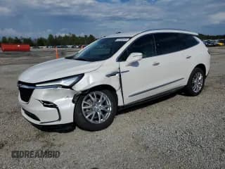 ✅ 2023 Buick Enclave Essence • VIN: 5GAEVAKW8PJ175035 • Lot: 82305355. Wystawiony na Copart z przebiegiem 23 055 mil. Bezpłatny archiwum sprzedaży aukcyjnych z USA i szczegółowy raport historii pojazdu na DreamBid. Zdjęcie 1.