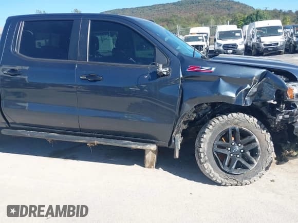 ✅ 2021 Chevrolet Silverado 1500 LT Trail Boss • VIN: 1GCPYFED9MZ355983 • Lot: 43345360. Wystawiony na IAAI z przebiegiem 94 150 mil. Bezpłatny archiwum sprzedaży aukcyjnych z USA i szczegółowy raport historii pojazdu na DreamBid. Zdjęcie 6.