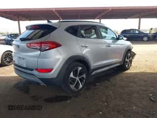 2018 Hyundai Tucson Value z VIN KM8J33A21JU817240, wystawiony jako IAAI lot #43257404 z przebiegiem 81 892 mil mil oraz . Historia ofert i sprzedaży dostępna na DreamBid. Obrazek 4.