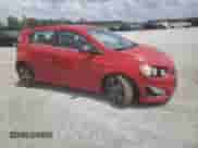 2013 Chevrolet Sonic RS z VIN 1G1JG6SB4D4157099, wystawiony jako Copart lot #66145125 z przebiegiem 124 989 mil mil oraz Szkoda całkowita • Salvage title. Historia ofert i sprzedaży dostępna na DreamBid. Obrazek 4.