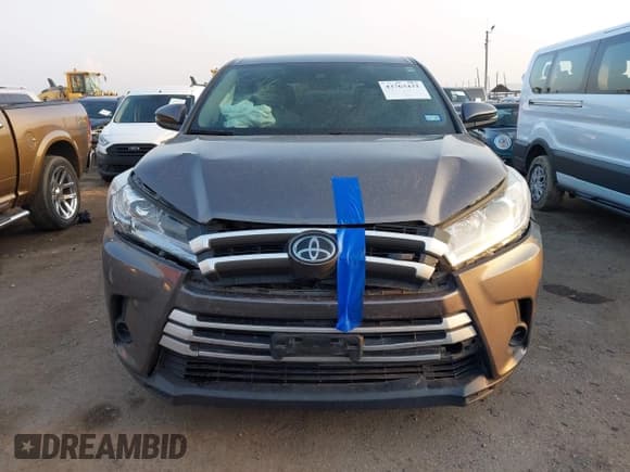 ✅ 2018 Toyota Highlander LE Plus • VIN: 5TDZZRFH1JS254295 • Lot: 43763432. Wystawiony na IAAI z przebiegiem 90 210 mil. Bezpłatny archiwum sprzedaży aukcyjnych z USA i szczegółowy raport historii pojazdu na DreamBid. Zdjęcie 12.
