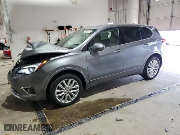 ✅ 2020 Buick Envision Premium • VIN: LRBFX3SX0LD137999 • Лот: 70746225. Опубликован ранее на Copart с пробегом 56 953 миль. Бесплатный доступ к архиву аукционных продаж из США и подробный отчёт об истории автомобиля на DreamBid. Изображение 1.