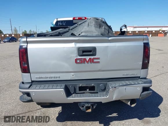 ✅ 2017 GMC Sierra 2500HD Denali • VIN: 1GT12UEYXHF221974 • Лот: 42184163. Опубликован ранее на IAAI с пробегом Не указан. Бесплатный доступ к архиву аукционных продаж из США и подробный отчёт об истории автомобиля на DreamBid. Изображение 17.