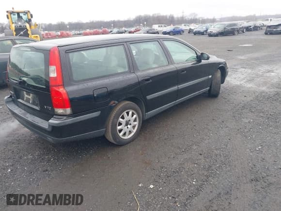 ✅ 2001 Volvo V70 • VIN: YV1SW61R311132666 • Lot: 43733045. Listed on IAAI with 142,063 mi. Free auction sales archive from the USA and detailed vehicle history report at DreamBid. Image 4.