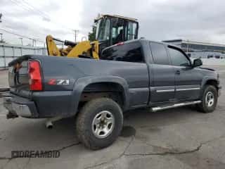 2005 Chevrolet Silverado 1500 Z71 z VIN 2GCEK19B351321259, wystawiony jako Copart lot #72497374 z przebiegiem 242 688 mil mil oraz Szkoda całkowita • Salvage title. Historia ofert i sprzedaży dostępna na DreamBid. Obrazek 3.