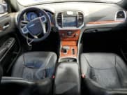 ✅ 2014 Chrysler 300 Uptown Edition • VIN: 2C3CCAAG1EH216470 • Lot: 68789985. Wystawiony na Copart z przebiegiem 150 172 mil. Bezpłatny archiwum sprzedaży aukcyjnych z USA i szczegółowy raport historii pojazdu na DreamBid. Zdjęcie 8.