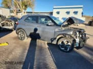 ✅ 2024 Hyundai Venue SEL • VIN: KMHRC8A39RU279939 • Lot: 90418435. Wystawiony na Copart z przebiegiem 47 085 mil. Bezpłatny archiwum sprzedaży aukcyjnych z USA i szczegółowy raport historii pojazdu na DreamBid. Zdjęcie 4.