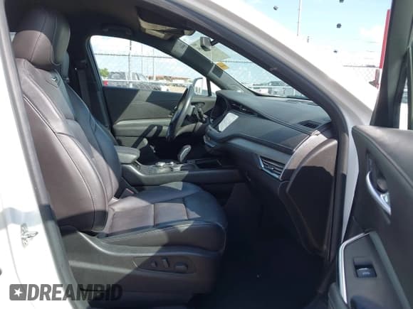 ✅ 2019 Cadillac XT4 FWD Premium Luxury • VIN: 1GYFZCR40KF103694 • Lot: 43381105. Wystawiony na IAAI z przebiegiem 45 125 mil. Bezpłatny archiwum sprzedaży aukcyjnych z USA i szczegółowy raport historii pojazdu na DreamBid. Zdjęcie 5.