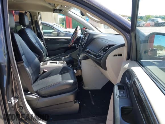 ✅ 2012 Chrysler Town & Country Touring • VIN: 2C4RC1BG8CR255357 • Lot: 43634371. Wystawiony na IAAI z przebiegiem 200 160 mil. Bezpłatny archiwum sprzedaży aukcyjnych z USA i szczegółowy raport historii pojazdu na DreamBid. Zdjęcie 5.