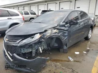 ✅ 2018 Chevrolet Cruze LT • VIN: 3G1BE6SMXJS655198 • Lot: 43238323. Wystawiony na Copart z przebiegiem 32 415 mil. Bezpłatny archiwum sprzedaży aukcyjnych z USA i szczegółowy raport historii pojazdu na DreamBid. Zdjęcie 1.