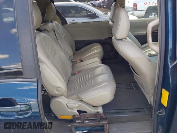 ✅ 2011 Toyota Sienna XLE AAS • VIN: 5TDYK3DC7BS121451 • Lot: 43174564. Listed on IAAI with 268,726 mi. Free auction sales archive from the USA and detailed vehicle history report at DreamBid. Image 8.