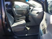 ✅ 2013 Toyota Sienna L • VIN: 5TDZK3DC3DS284914 • Lot: 43646690. Wystawiony na IAAI z przebiegiem 222 930 mil. Bezpłatny archiwum sprzedaży aukcyjnych z USA i szczegółowy raport historii pojazdu na DreamBid. Zdjęcie 5.