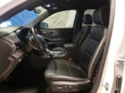 ✅ 2022 Chevrolet Traverse Premier • VIN: 1GNERKKW2NJ118746 • Lot: 65402474. Wystawiony na Copart z przebiegiem 63 990 mil. Bezpłatny archiwum sprzedaży aukcyjnych z USA i szczegółowy raport historii pojazdu na DreamBid. Zdjęcie 7.