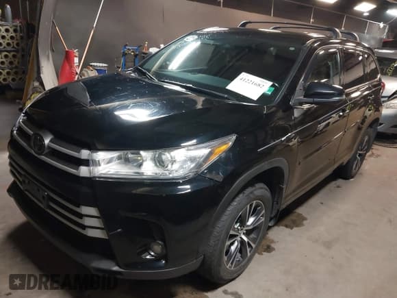 ✅ 2018 Toyota Highlander LE • VIN: 5TDBZRFH4JS820340 • Lot: 41221682. Wystawiony na IAAI z przebiegiem 121 243 mil. Bezpłatny archiwum sprzedaży aukcyjnych z USA i szczegółowy raport historii pojazdu na DreamBid. Zdjęcie 17.