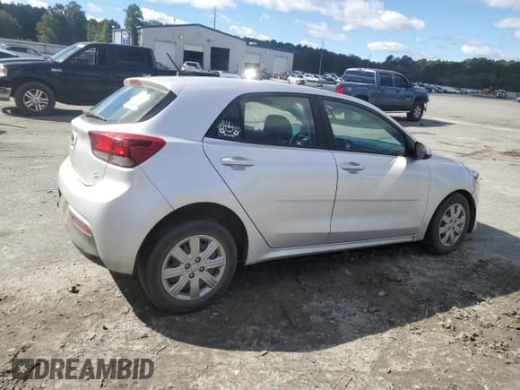 ✅ 2021 Kia Rio S • VIN: 3KPA25AD9ME379199 • Lot: 82406635. Wystawiony na Copart z przebiegiem 71 269 mil. Bezpłatny archiwum sprzedaży aukcyjnych z USA i szczegółowy raport historii pojazdu na DreamBid. Zdjęcie 3.