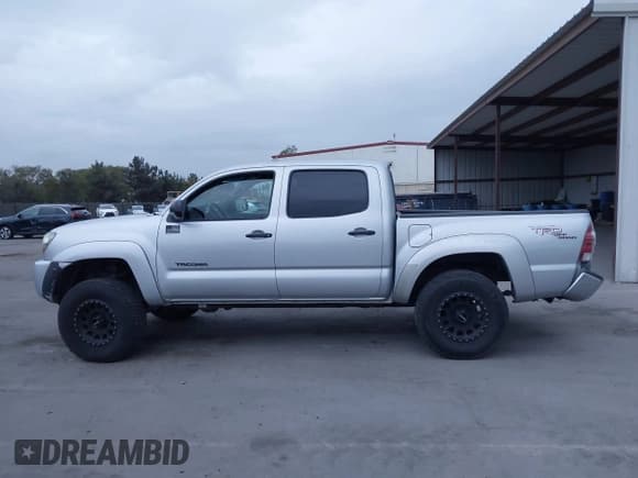 ✅ 2010 Toyota Tacoma • VIN: 3TMLU4EN8AM053525 • Lot: 43680942. Listed on IAAI with 208,789 mi. Free auction sales archive from the USA and detailed vehicle history report at DreamBid. Image 14.