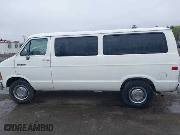 ✅ 1992 Dodge Passenger • VIN: 2B5WB35Y5NK172074 • Lot: 42010461. Wystawiony na IAAI z przebiegiem 101 961 mil. Bezpłatny archiwum sprzedaży aukcyjnych z USA i szczegółowy raport historii pojazdu na DreamBid. Zdjęcie 13.