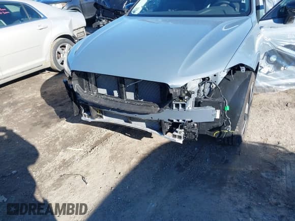 ✅ 2024 Volvo XC60 Plus Dark Theme • VIN: YV4H60DL0R1918759 • Lot: 41495835. Listed on IAAI with 3,277 mi. Free auction sales archive from the USA and detailed vehicle history report at DreamBid. Image 6.