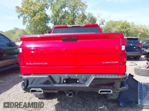 2020 Chevrolet Silverado 1500 Custom Trail Boss z VIN 1GCPYCEF0LZ153399, wystawiony jako IAAI lot #43232591 z przebiegiem 53 389 mil mil oraz . Historia ofert i sprzedaży dostępna na DreamBid. Obrazek 16.