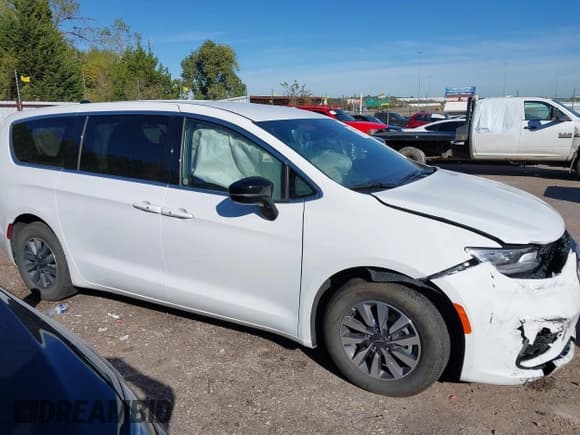 ✅ 2025 Chrysler Pacifica Hybrid Select • VIN: 2C4RC1S71SR577384 • Lot: 43540469. Wystawiony na IAAI z przebiegiem 16 557 mil. Bezpłatny archiwum sprzedaży aukcyjnych z USA i szczegółowy raport historii pojazdu na DreamBid. Zdjęcie 13.