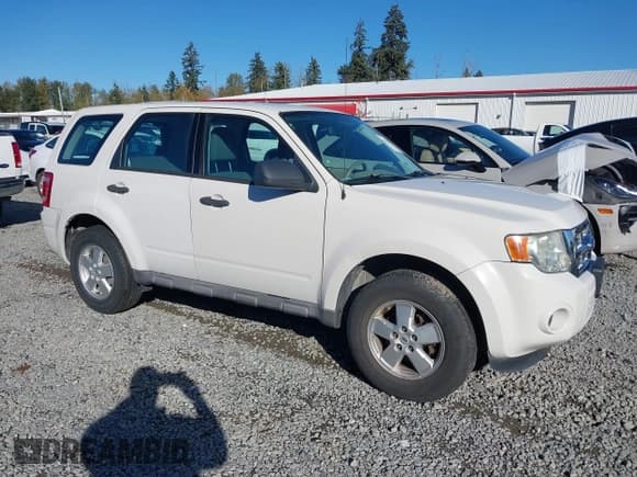✅ 2009 Ford Escape XLS • VIN: 1FMCU02749KB31375 • Lot: 43415502. Wystawiony na IAAI z przebiegiem 83 114 mil. Bezpłatny archiwum sprzedaży aukcyjnych z USA i szczegółowy raport historii pojazdu na DreamBid. Zdjęcie 1.