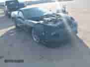 2009 Chevrolet Corvette 1LT z VIN 1G1YY25W895100585, wystawiony jako IAAI lot #43540425 z przebiegiem Nie podano mil oraz . Historia ofert i sprzedaży dostępna na DreamBid. Obrazek 1.