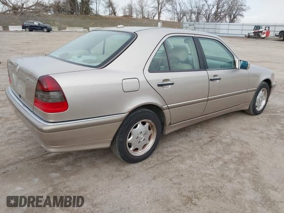 ✅ 2000 Mercedes-Benz C 230 Kompressor • VIN: WDBHA24G3YA815994 • Lot: 43740693. Wystawiony na IAAI z przebiegiem 131 890 mil. Bezpłatny archiwum sprzedaży aukcyjnych z USA i szczegółowy raport historii pojazdu na DreamBid. Zdjęcie 4.