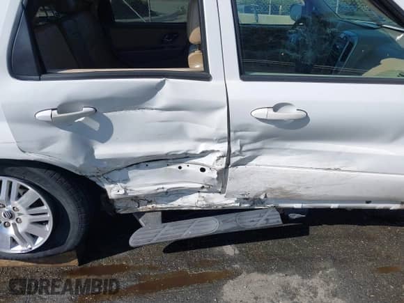 2005 Mercury Mariner Luxury z VIN 4M2CU56165DJ21267, wystawiony jako IAAI lot #41934003 z przebiegiem Nie podano mil oraz . Historia ofert i sprzedaży dostępna na DreamBid. Obrazek 16.