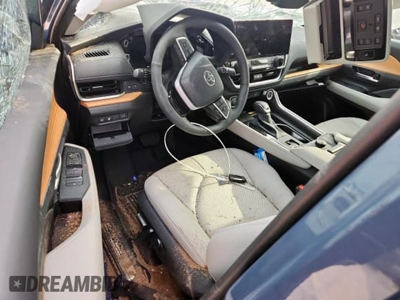 ✅ 2025 Toyota Highlander XLE • VIN: 5TDAAAB56SS097740 • Lot: 71486355. Wystawiony na Copart z przebiegiem 9 040 mil. Bezpłatny archiwum sprzedaży aukcyjnych z USA i szczegółowy raport historii pojazdu na DreamBid. Zdjęcie 8.