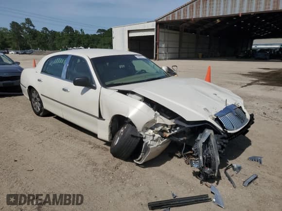 ✅ 2007 Lincoln Town Car Designer Series • VIN: 1LNHM83V27Y605657 • Lot: 56682015. Wystawiony na Copart z przebiegiem 217 978 mil. Bezpłatny archiwum sprzedaży aukcyjnych z USA i szczegółowy raport historii pojazdu na DreamBid. Zdjęcie 4.