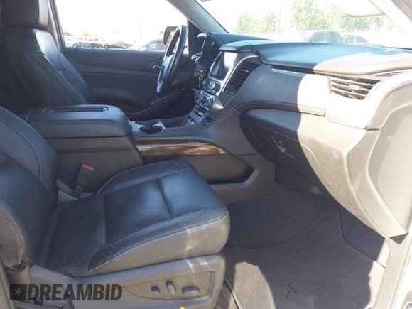 ✅ 2020 Chevrolet Tahoe LT • VIN: 1GNSCBKC0LR195687 • Lot: 42620344. Wystawiony na IAAI z przebiegiem 48 059 mil. Bezpłatny archiwum sprzedaży aukcyjnych z USA i szczegółowy raport historii pojazdu na DreamBid. Zdjęcie 5.