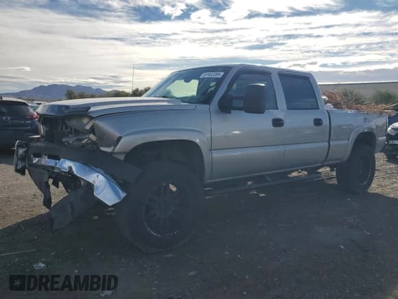 ✅ 2005 Chevrolet Silverado 2500HD LS • VIN: 1GCHK232X5F946066 • Lot: 91932395. Wystawiony na Copart z przebiegiem 180 948 mil. Bezpłatny archiwum sprzedaży aukcyjnych z USA i szczegółowy raport historii pojazdu na DreamBid. Zdjęcie 1.