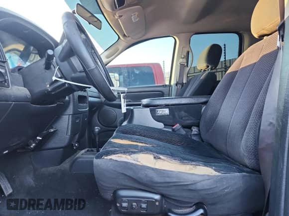 2005 Dodge 3500 SLT z VIN 3D7LS38C35G792659, wystawiony jako Copart lot #86188965 z przebiegiem 214 931 mil mil oraz Czysty tytuł • Clean title. Historia ofert i sprzedaży dostępna na DreamBid. Obrazek 7.