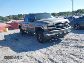 ✅ 2006 Chevrolet Silverado 2500HD Work Truck • VIN: 1GCHC23U06F122366 • Lot: 43701699. Wystawiony na IAAI z przebiegiem 330 993 mil. Bezpłatny archiwum sprzedaży aukcyjnych z USA i szczegółowy raport historii pojazdu na DreamBid. Zdjęcie 1.