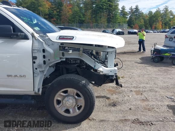 ✅ 2022 Ram 2500 Tradesman • VIN: 3C6MR5AJ3NG139397 • Lot: 43267574. Wystawiony na IAAI z przebiegiem 36 655 mil. Bezpłatny archiwum sprzedaży aukcyjnych z USA i szczegółowy raport historii pojazdu na DreamBid. Zdjęcie 20.