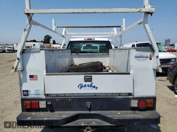 ✅ 2006 GMC Sierra 2500 SL • VIN: 1GDHC24U36E161212 • Lot: 62911544. Wystawiony na Copart z przebiegiem 247 966 mil. Bezpłatny archiwum sprzedaży aukcyjnych z USA i szczegółowy raport historii pojazdu na DreamBid. Zdjęcie 6.