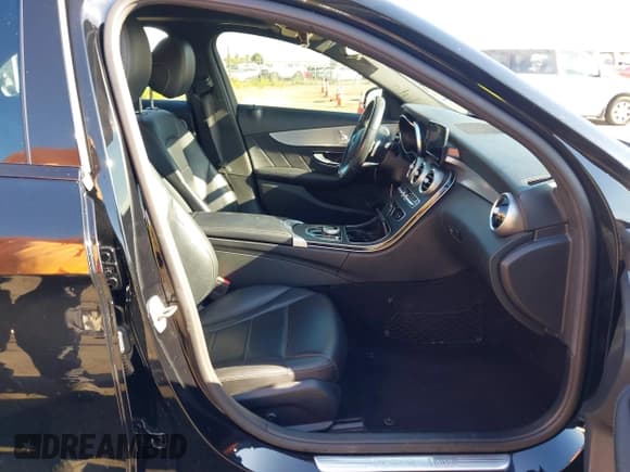 ✅ 2019 Mercedes-Benz C 300 • VIN: 55SWF8DB0KU301793 • Лот: 42980216. Опубликован ранее на IAAI с пробегом 70 713 миль. Бесплатный доступ к архиву аукционных продаж из США и подробный отчёт об истории автомобиля на DreamBid. Изображение 5.