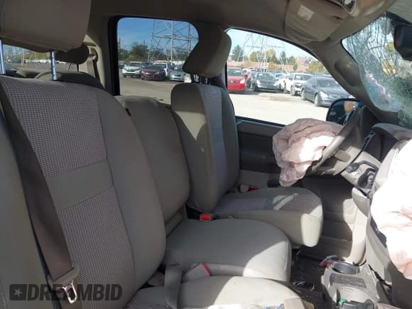 ✅ 2008 Dodge 1500 ST • VIN: 1D7HU18218J130917 • Lot: 43617480. Wystawiony na IAAI z przebiegiem 208 586 mil. Bezpłatny archiwum sprzedaży aukcyjnych z USA i szczegółowy raport historii pojazdu na DreamBid. Zdjęcie 5.