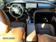 ✅ 2025 Toyota Crown XLE • VIN: JTDACAAJ0S3008450 • Lot: 82568575. Wystawiony na Copart z przebiegiem 53 939 mil. Bezpłatny archiwum sprzedaży aukcyjnych z USA i szczegółowy raport historii pojazdu na DreamBid. Zdjęcie 8.